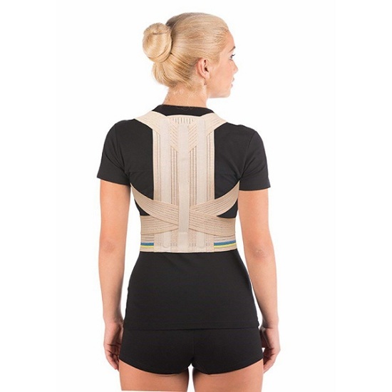 На девушке надет корректор осанки