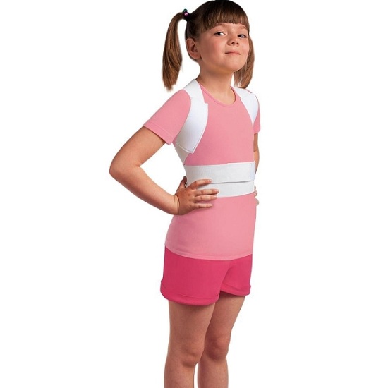 Девочка с зафиксированным корректором осанки